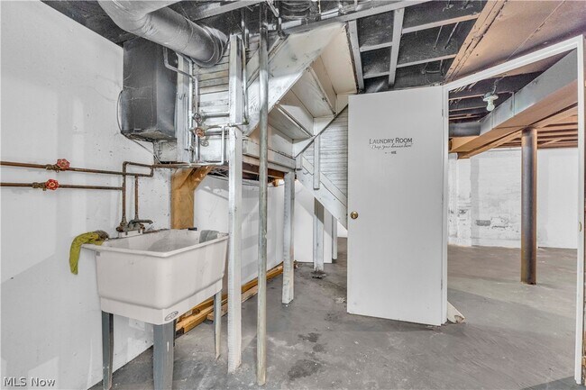 Building Photo - 921 Helmsdale Rd