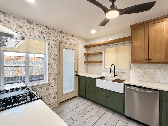 Building Photo - Charming 2 Bed 1 Bath