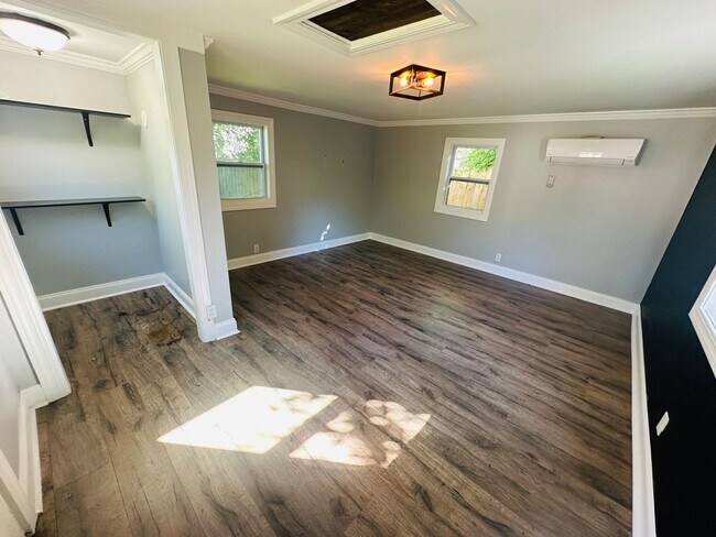 Building Photo - Urban setting w/ incredible fenced in back yard. 3 bed/2bath + detached office building