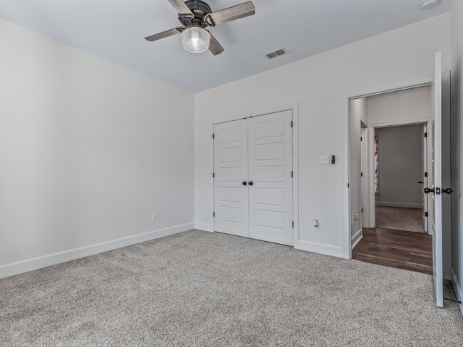 Building Photo - Private Home on 2 Acres Available Now!