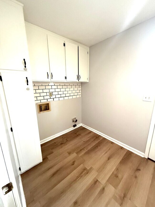 Building Photo - ** 4 Bed 2 bath located in Johnstown ** Ca...