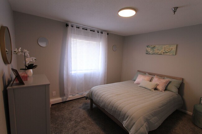 Building Photo - Spacious first floor one bedroom with mode...