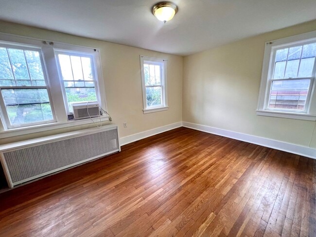 Building Photo - Spacious Home - 3 bedroom 1 bath - Squirre...