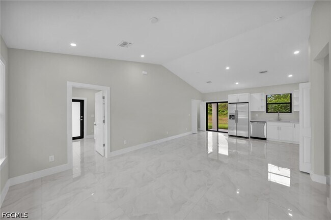 Building Photo - 462 Lampion Ave S