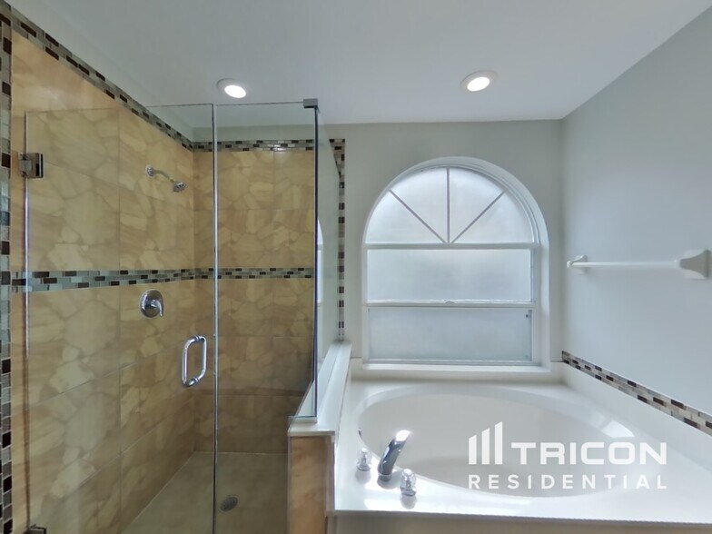 Building Photo - 1360 Holly Glen Run