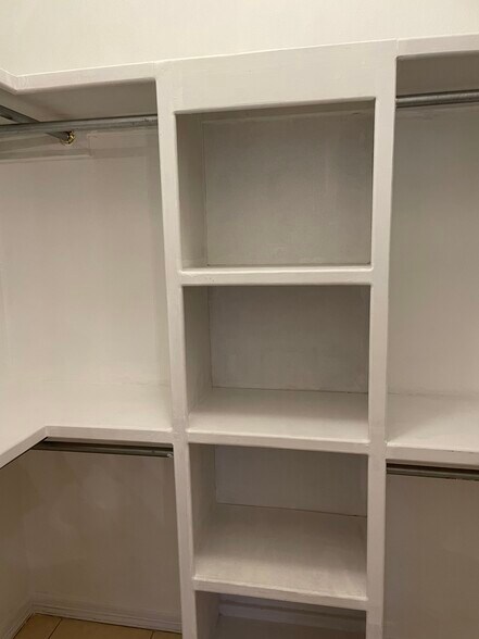 Master closet - 3043 Scotland Dr