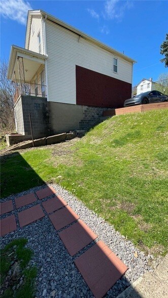 Building Photo - 424 W 7th Ave