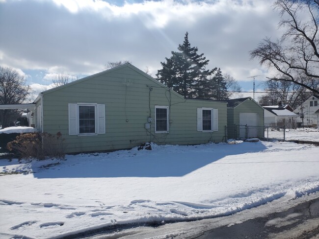 Building Photo - 1657 N Adams St