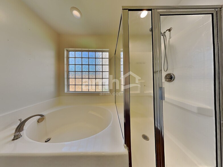 Building Photo - 129 Charlesfort Way