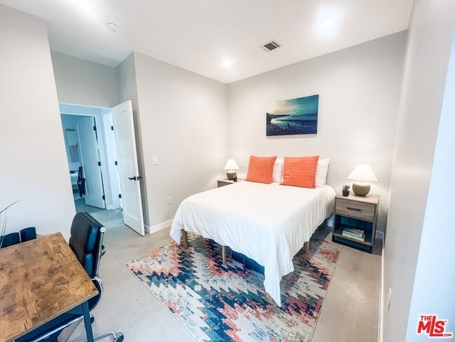 Building Photo - 3836 1/2 Seneca Avenue Unit