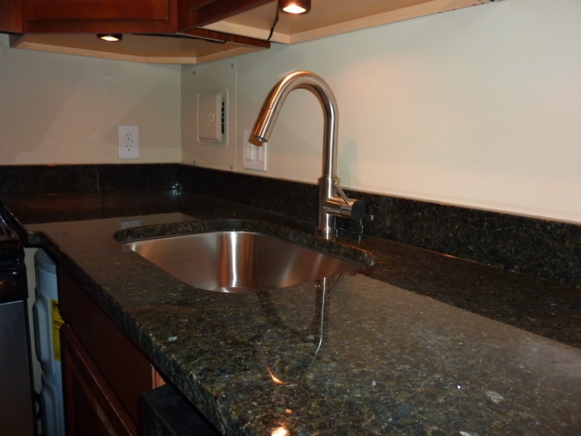 Building Photo - 1BR Condo | Walk to UTK