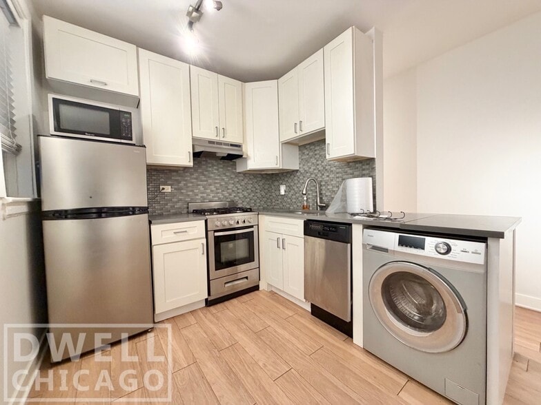 Building Photo - 501 W Belmont Ave