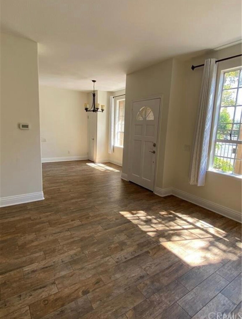 Building Photo - 14 Hillgate Pl