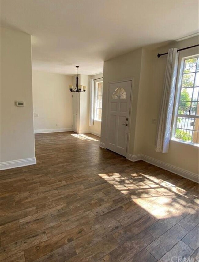 Building Photo - 14 Hillgate Pl