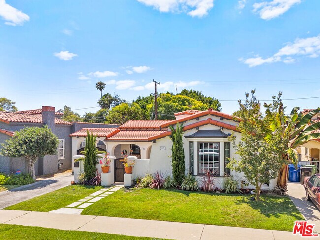Building Photo - 3871 Roxton Ave
