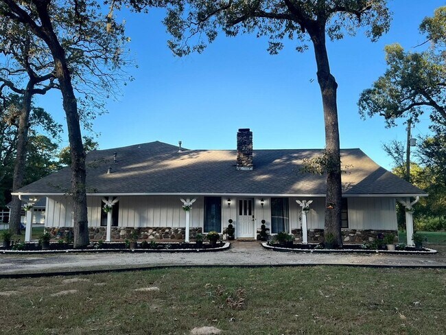 Building Photo - 8402 Matthews Ln