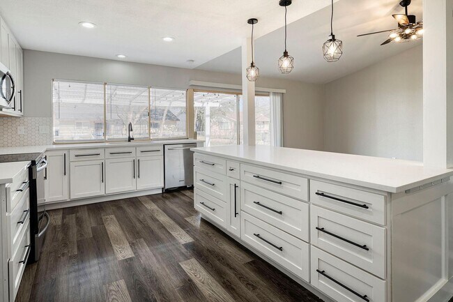 Building Photo - 3-2-2 Beauty Grand Prairie