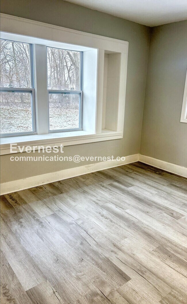 Building Photo - 1270 Moore St