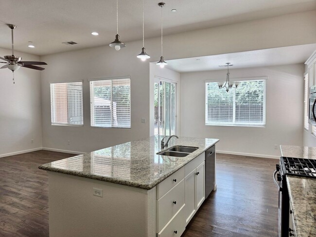 Building Photo - $2,400 Barstow & Leonard, 3 Bed- 2 Full Ba...