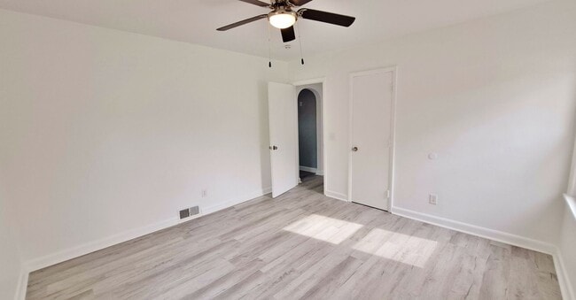 Building Photo - 4 Bed / 2 Bath Single Family Home