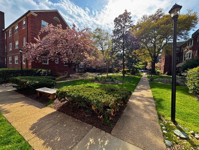 Building Photo - 2107 N Scott St