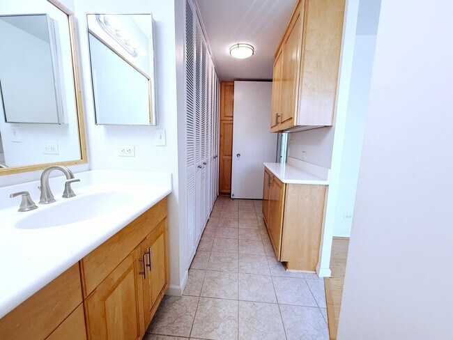 Building Photo - **VIEW FULL AD FOR DETAILS** 1 BED / 1 BAT...