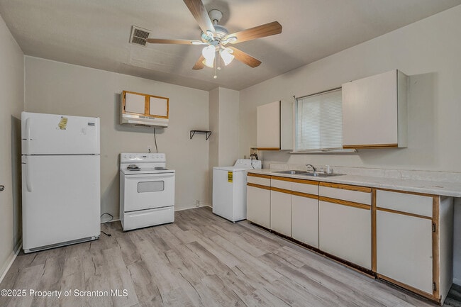 Building Photo - 367 N Bromley Ave