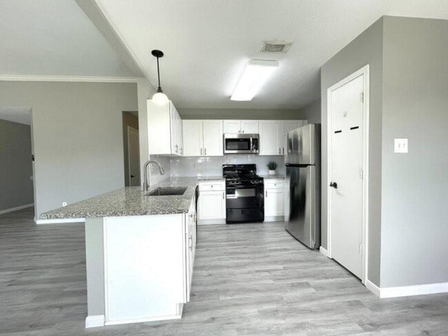 Building Photo - 6935 Creek Village Dr