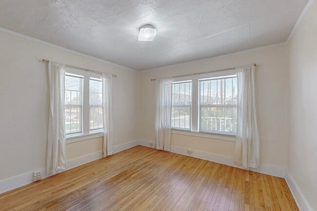 Building Photo - Two Bedroom One Bath home or sweet little ...