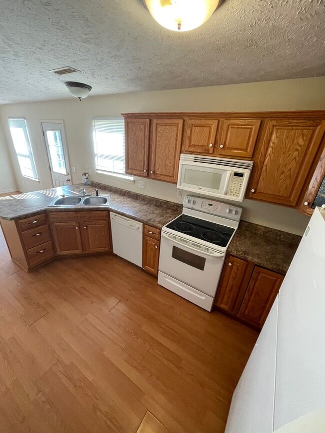 Building Photo - Spacious 3 bedroom, 2.5 bathroom Duplex