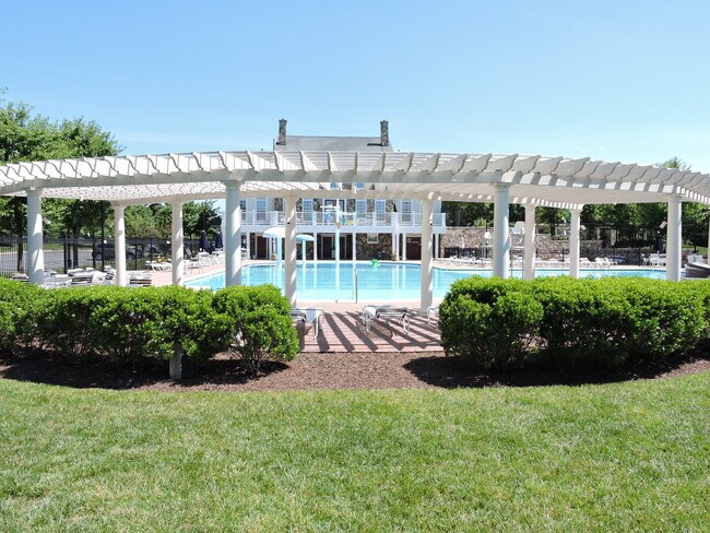 Building Photo - Village Of Idlewild Finest!