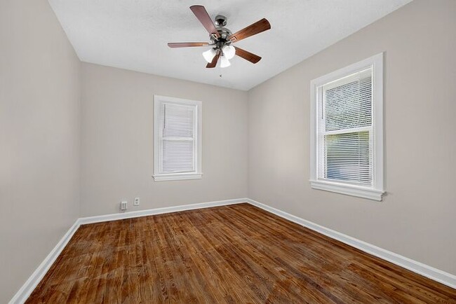 Building Photo - Freshly Updated Home in Warren Township