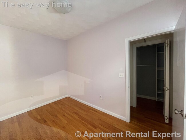 Building Photo - Medford Sq 3 Bedroom - Recently renovated