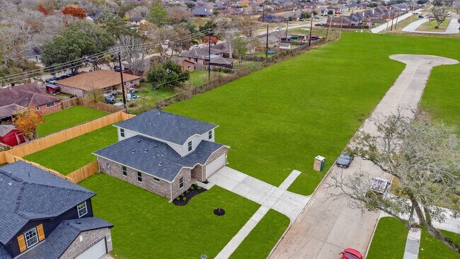 Building Photo - 401 Magnolia Ln