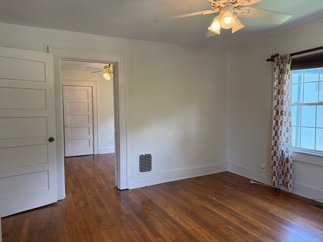 Building Photo - Fantastic 3 Bedroom Bungalow