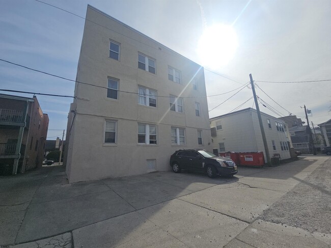 Building Photo - 6215 Ventnor Ave