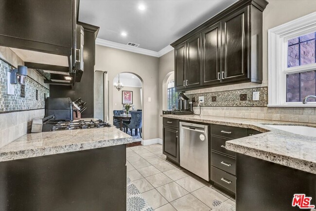 Building Photo - 1111 S Orange Dr