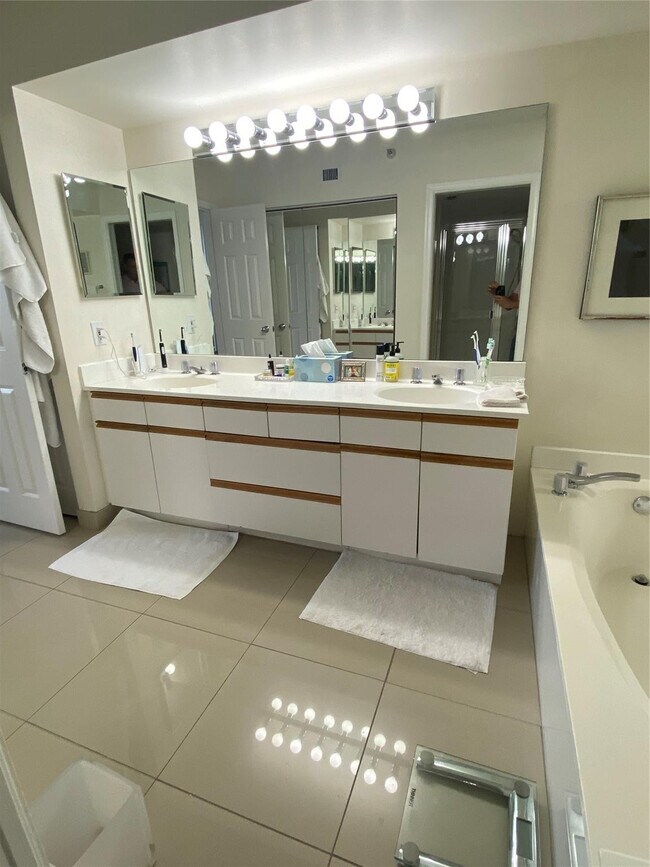 Building Photo - 3530 Mystic Pointe Dr