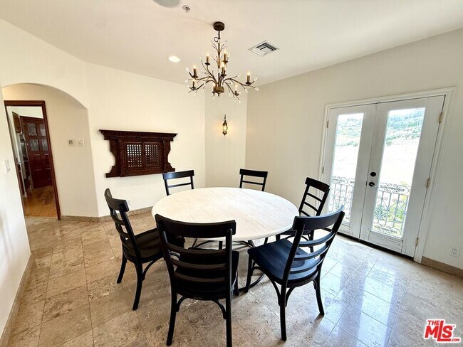 Building Photo - 10827 Pacific View Dr