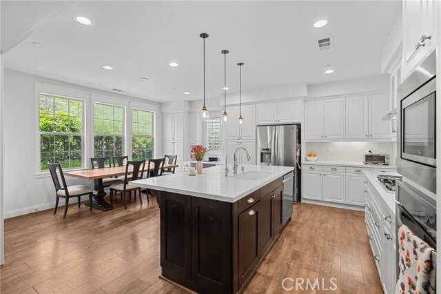 Building Photo - 33 Gamella