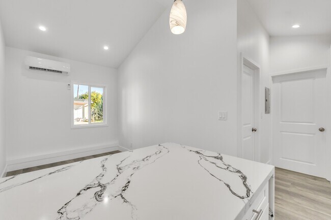 Building Photo - 14753 Hartland St