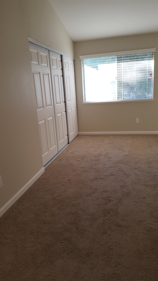 Building Photo - Dublin Silvergate, End Unit Townhome 3 Bed, 2.5 Bath, Dual Primary Suites, Community Pool!