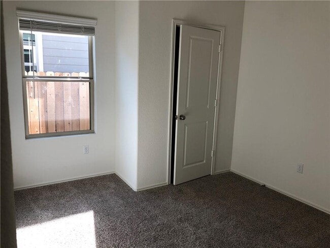 Building Photo - 3300 Lodgepole Dr