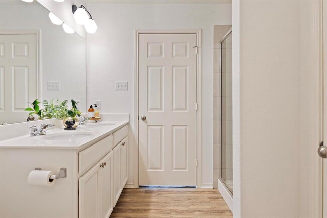 Building Photo - 217 Boxwood Dr