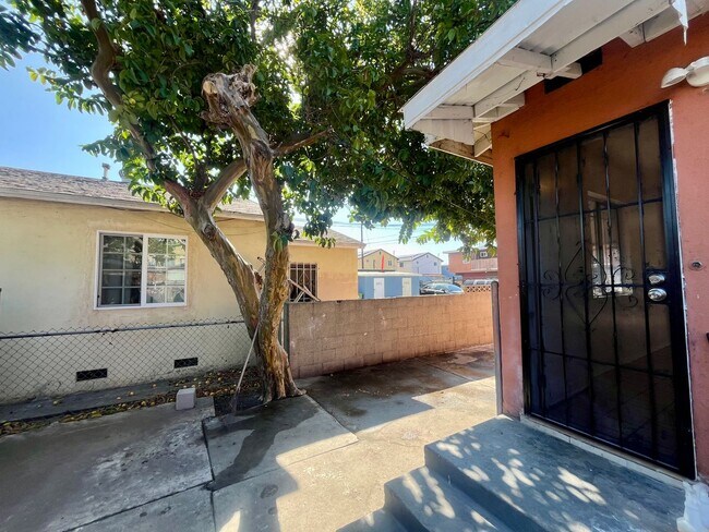 Building Photo - 719-21