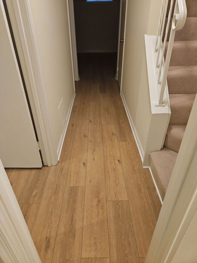 Building Photo - Location is Everything With This 3 Bed 3.5 Bath Townhouse in Hampton Court Community