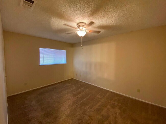 Building Photo - 101 Luna Way