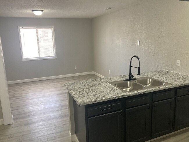 Building Photo - 2 Bedroom , 1 Bathroom Apartment!