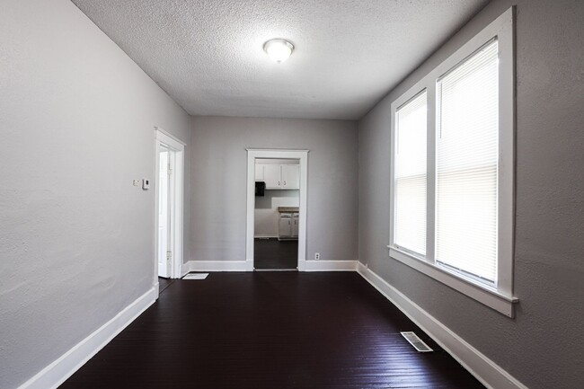 Building Photo - Just updated 2 bed 1 bath