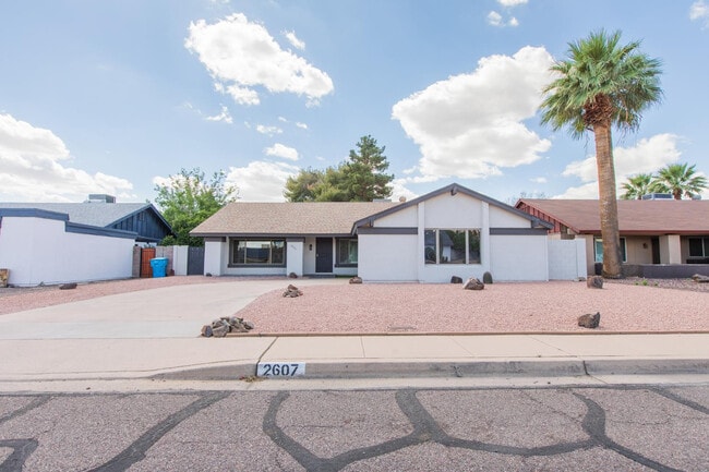 Building Photo - 2607 E Larkspur Dr